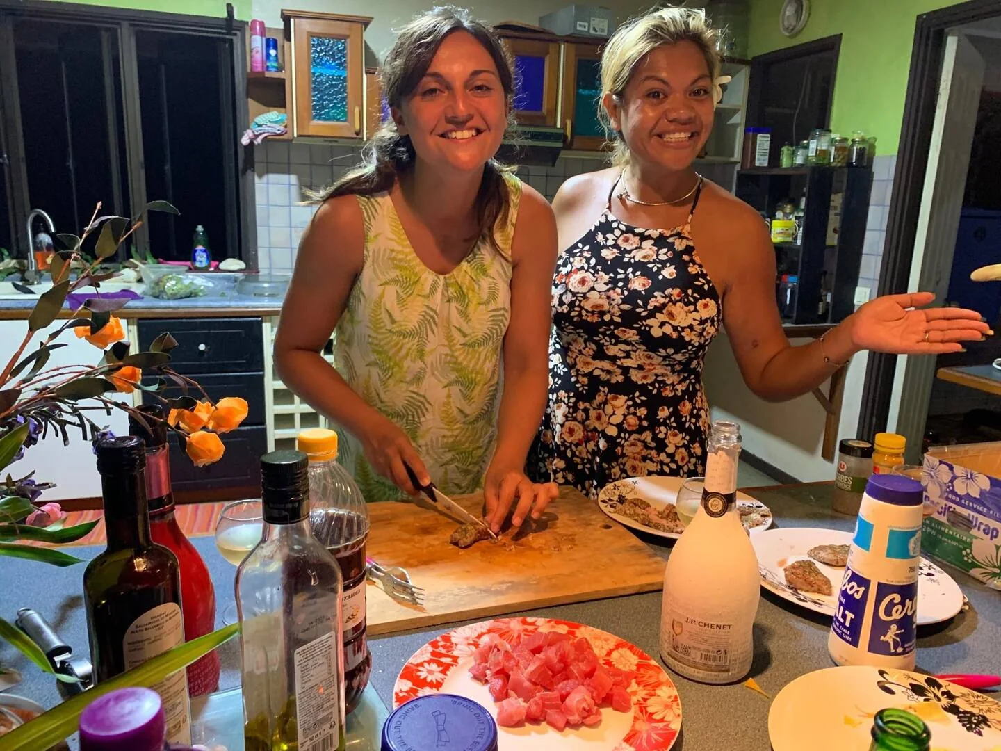 Préparation d'un repas avec les hôtes à la Pension Poe Huahine
