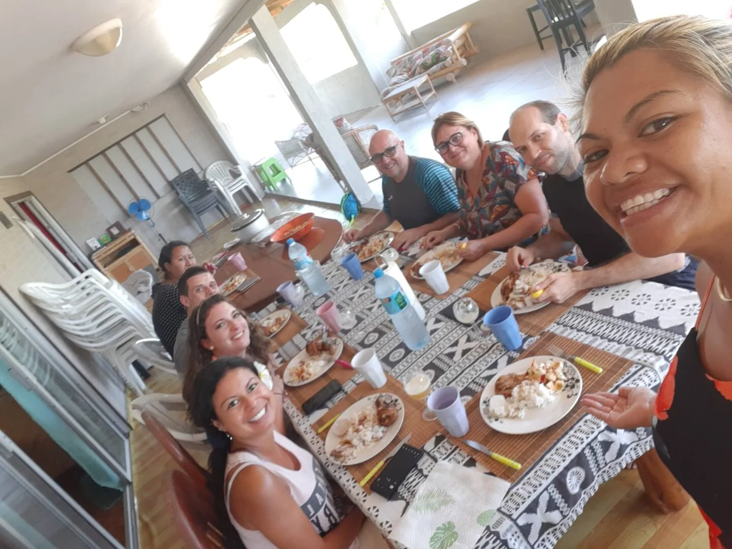 Table d'hôtes et convives à la Pension Poe Huahine