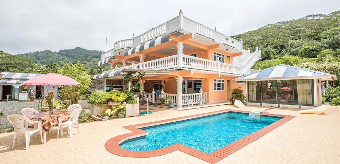 Villa orange et piscine de la Pension Poetaina