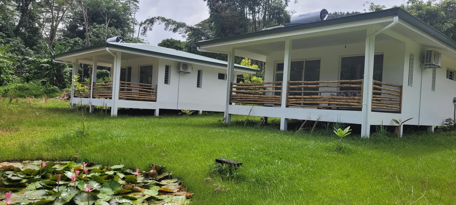 Les deux bungalows de la Pension Te Ra'i Nui dans leur jardin