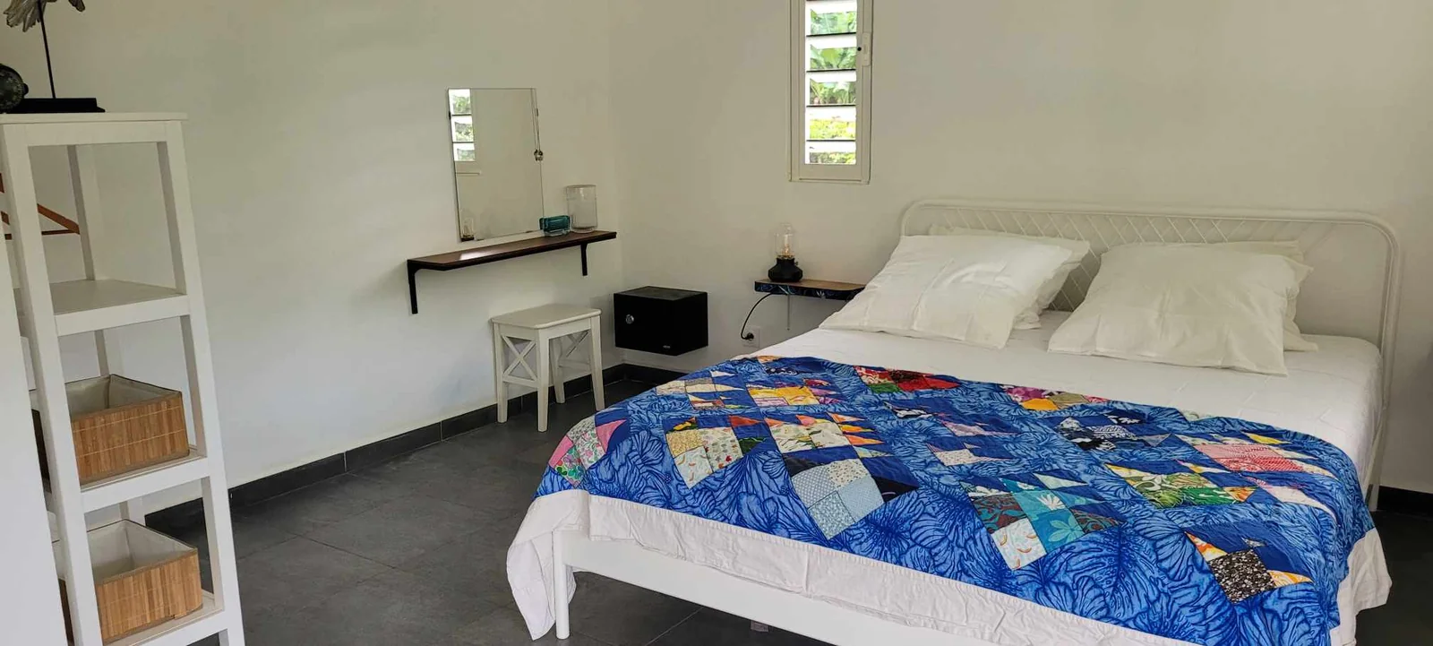 Chambre avec lit double et décoration polynésienne à Te Ra'i Nui