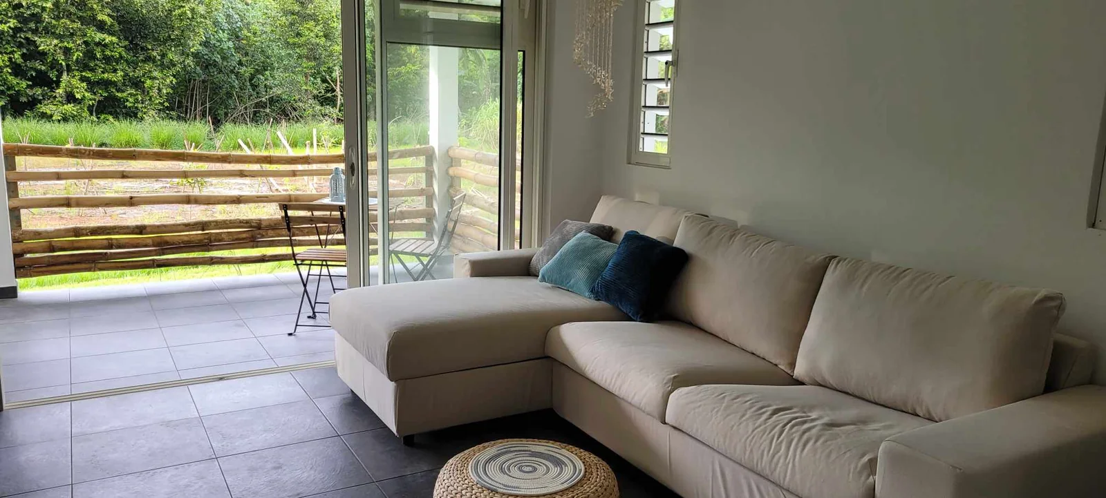 Salon du bungalow ouvert sur la terrasse à Te Ra'i Nui