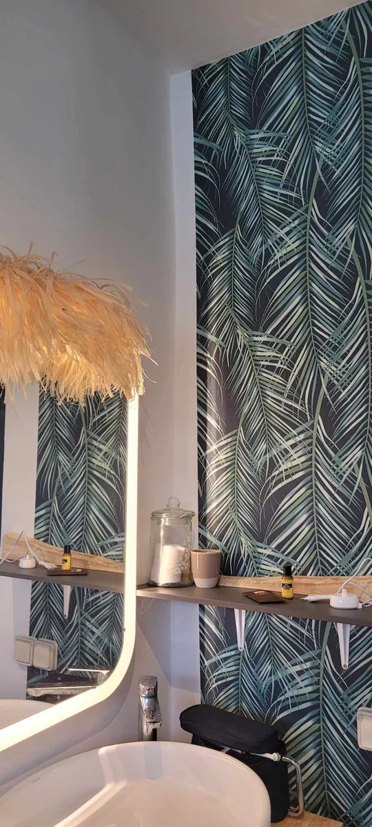 Salle de bains avec miroir et vasque à Te Ra'i Nui