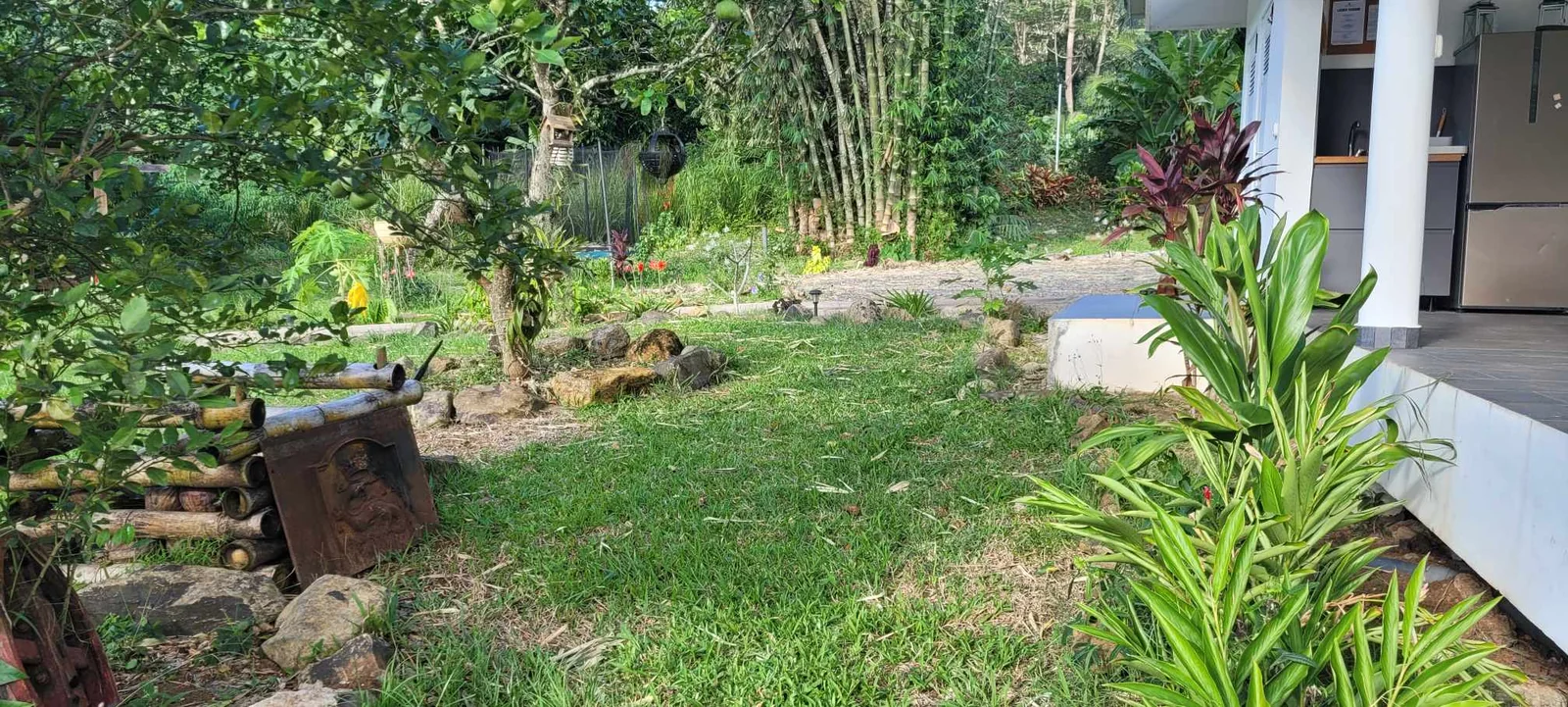 Jardin aménagé devant un bungalow de Te Ra'i Nui