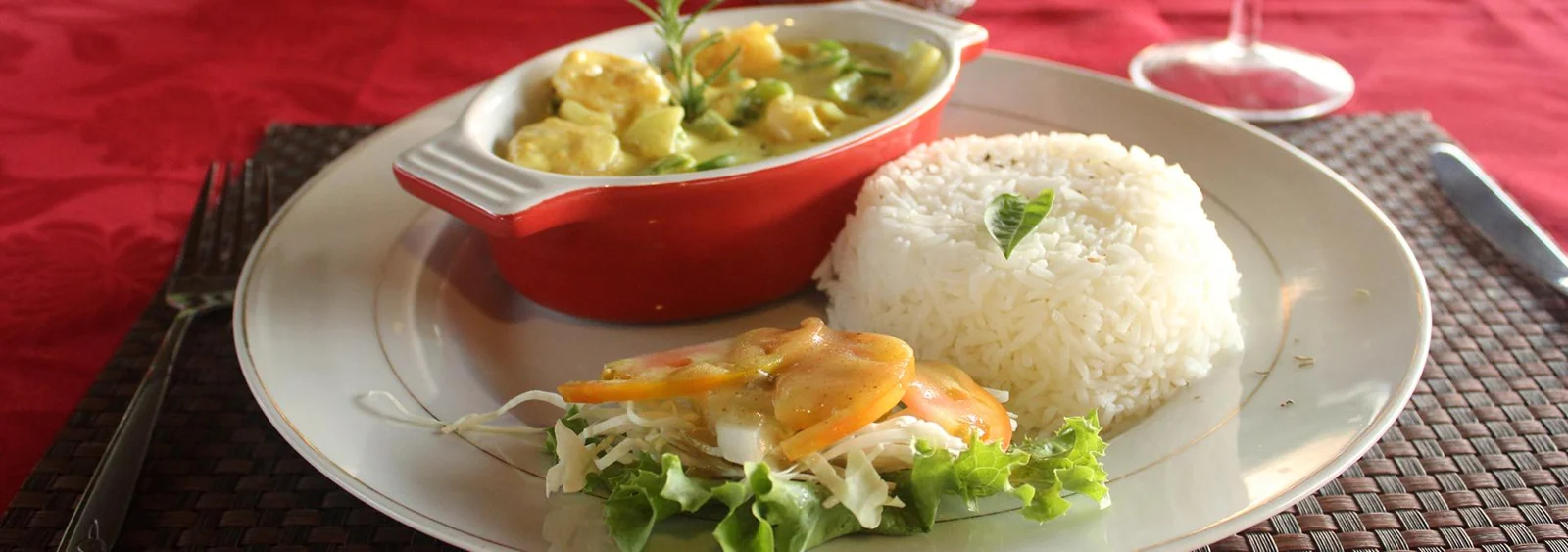 Une cocotte servie avec du riz et une salade au restaurant Tehina.