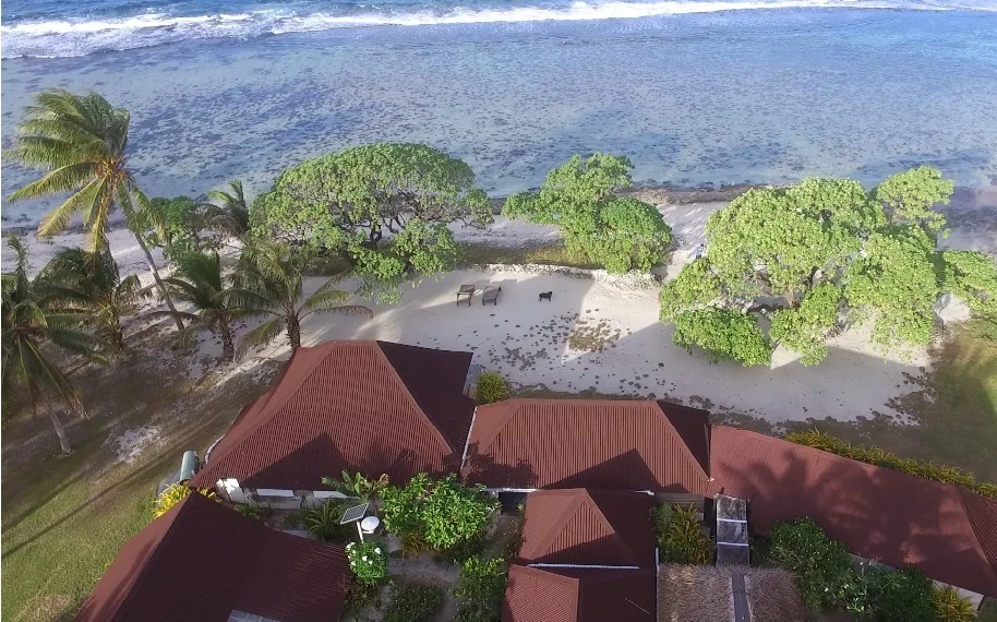 Vue aérienne de la maison et du terrain en bord de mer de Tifaifai & Café Huahine
