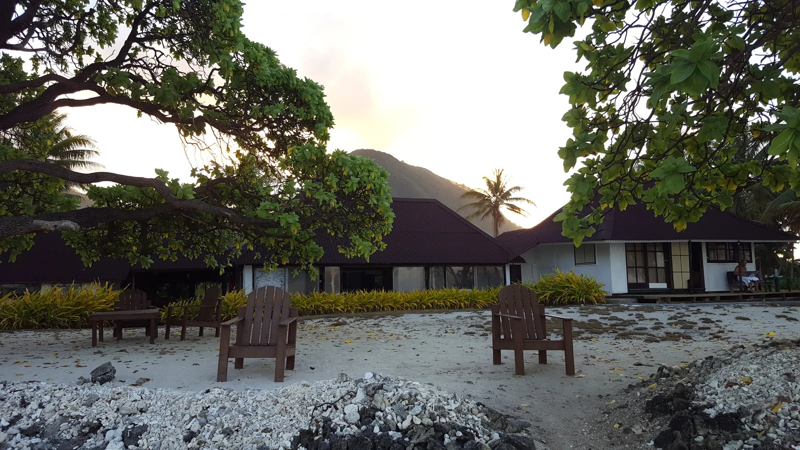 Façade et terrasse de Tifaifai & Café Huahine vues depuis la plage