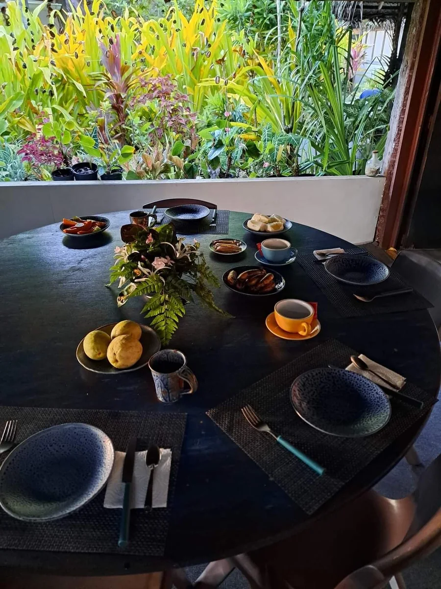 Petit déjeuner dressé dans la salle à manger de Tifaifai & Café Huahine