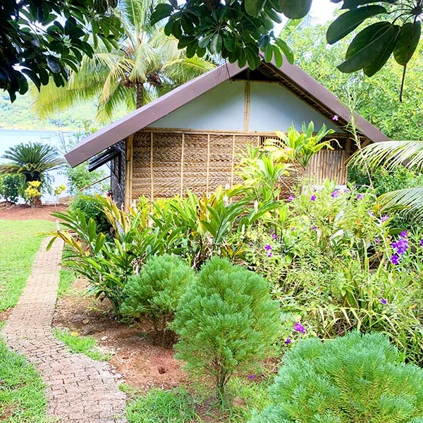 Un bungalow dans la végétation.